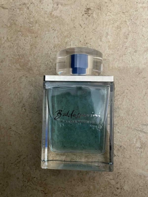 Baldessarini fräsch parfymflaska - Stilren parfym från Baldessarini med blågrön vätska. Volymen är 90 ml. Tillverkad i Tyskland. Perfekt för dig som vill ha en modern och fräsch känsla i din samling.