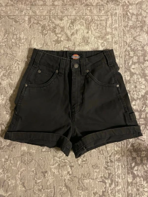 Svarta högmidjade shorts från Dickies - Snygga svarta shorts från Dickies med hög midja och klassisk femficksdesign. Materialet är slitstark bomull. Perfekta för sommaren och helt som nya! Dm för mått och frågor 💘