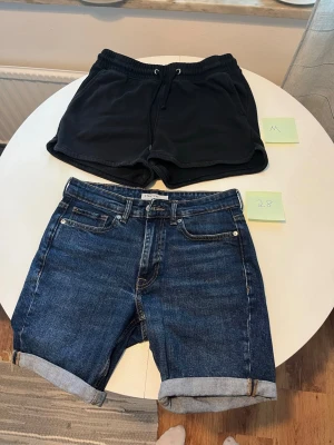 Kortbyxor  - Säljer två st kortbyxor i bra skick båda för 55:- 