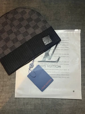 Louis V mössa - Säljer en helt ny Louis V mössa. Ny model. Allt på bilden ingår.