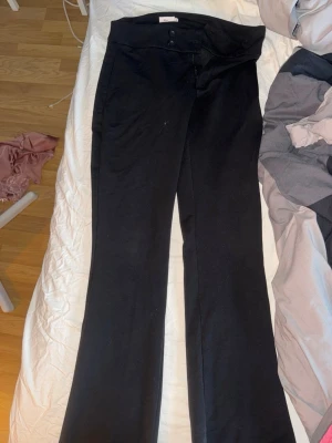 Svarta bootcut-byxor från Nelly XS - Svarta bootcut-byxor från Nelly i storlek XS. 