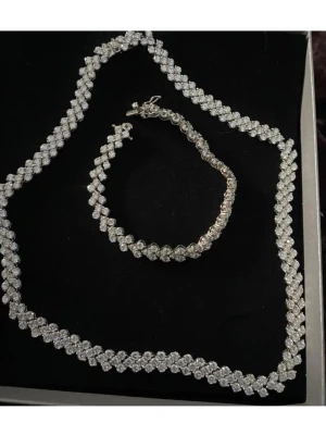 Glittrig silverväst med strassdetaljer - Nu hjälper jag min mamma att sälja sin fina halsband och armband. Köpt i albertsguld för 5400 kr allt tillsammans, säljs för 3800kr. Äkta silver, använd 2 gånger. Kommer med låda också🩷 tyvärr inget kvitto kvar