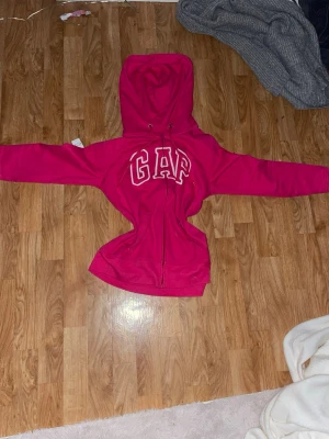 Gap zip hoodie 💕 - Jag säljer en GAP hoodie i storlek S den är som h skick. Säljer på grund av att den inte används har använt den runt 5 gånger