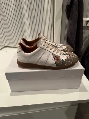 Maison Margiela - Säljer dessa maison margiela, dem är i bra skick. Man ser att dem är använda lite. 
