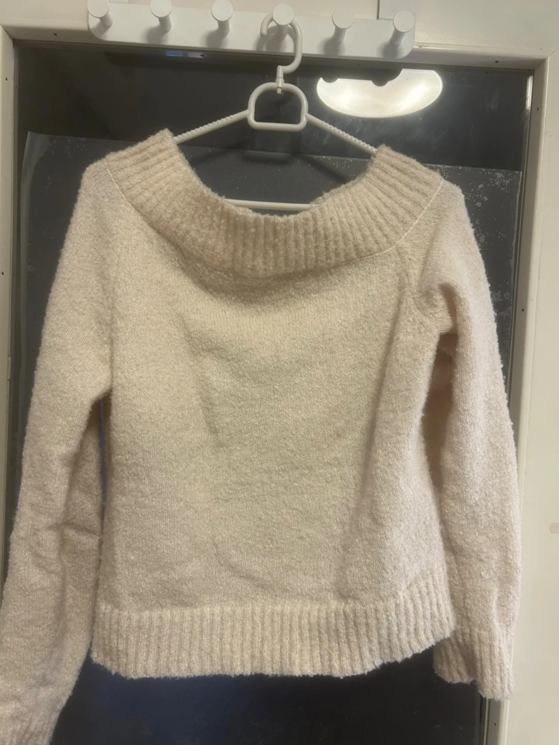 Beige stickad offshoulder tröja