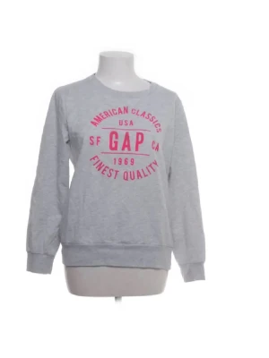 Grå sweatshirt från GAP med rosa tryck - Snygg grå sweatshirt från GAP med rosa tryck. Storlek S, men passar även XS. Köpt secondhand men aldrig använt själv. Fint skick på tröjan!!!🥰🥰💘💘💘