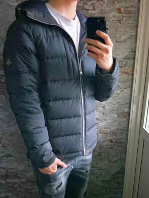 pufferjacka från J.Lindeberg - Tjena! Säljer nu min J Lindeberg jacka i storlek L men passar även M, jackan har den stilrena J Lindeberg lågan på armen och en varm snygg luva, hör av er för minsta fundering 💭 