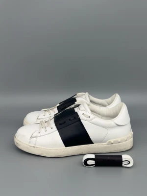 Valentino Open Skor | 41 - Valentino Open skor i grymt skick! Storlek 41, passar även aningen större. Extra skosnören från Valentino ingår. Nypris: 7000kr. Självklart äkta! Hör av er vid funderingar 🙌