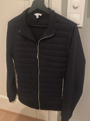 Mörklblå cardigan - Cardigan från Reiss i storlek S. Jackan har quiltad framsida, hel dragkedja och två sidofickor med dragkedja. Stilren design med långärmade släta ärmar och ståkrage. Perfekt för dig som gillar minimalistisk och modern look. Kom privat vid minsta lilla fråga!😀😀