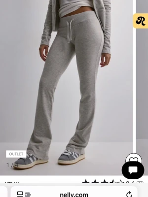 Grå mjukisbyxor med snörning - Säljer ett par ljusgrå mjukisbyxor med bootcut-snitt och snörning i midjan. Byxorna har en loose passform och är tillverkade i mjukt bomullsmaterial som är superbekvämt. Perfekta för chill dagar och hänger snyggt på kroppen. Helt slutsålda. 