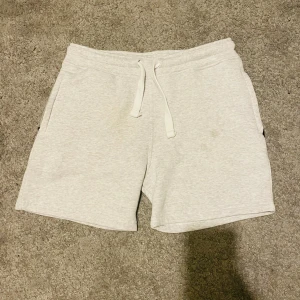 Russemerch shorts - Ljusgrå unisex shorts från Russen Merch i mjuk bomull. De har snörning i midjan, dragkedjeförsedda fickor på sidorna och en avslappnad passform. Perfekta för chill dagar eller när du vill vara bekväm. Storlek medium. Passar storlek S::::::)