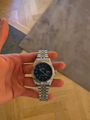 Helt Ny Seiko Mod Klocka - Säljer denna helt nya Seiko Mod klockan med marinblå urtavla och Arabic dial  Klockan har en batteridriven Quartz movement, och den kommer med en klocklåda✅  Vid fler frågor eller funderingar skicka gärna ett pm, Mvh