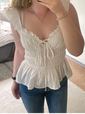 Vit blus med volang  - Supersöt vit blus med volangdetaljer, aldrig använd! Super bra skick! Hör av dig om du undrar något 💞💞