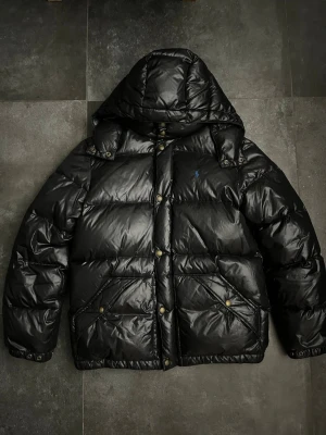 Ralph lauren pufferjacka - Ralph lauren pufferjacket i bra skick, finns små tecken på slitage se bild 3-4 men annars bra skick, den passar XL 18-20/ S