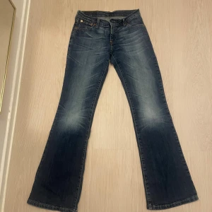 Levi's 517 bootcut jeans blå - Snygga Levi's jeans i klassisk blå tvätt med bootcut/straight passform. mycket fint skick. knappast använda