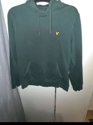 Grön Lyle&scott herr tröja  - Mörkgrönt Lyle&scott hoodie för herr i storlek M.Tröjan är ny och användand 1 gång.