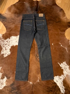 Vintage Selvage Nudie StraightAlf - Tjena! Säljer dessa riktigt feta Nudie jeansen, byxorna är i modellen StraightAlf DryRopySelvage som ej tillverkas längre, byxorna är helt otvättade och är som nya, W32/L36, hör av dig vid funderingar!🙌
