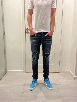 Dondup George Jeans - Säljer nu dessa Dondup George Jeans med snygga slitningar i populär design, skriv för fler bilder/frågor🙌🏼