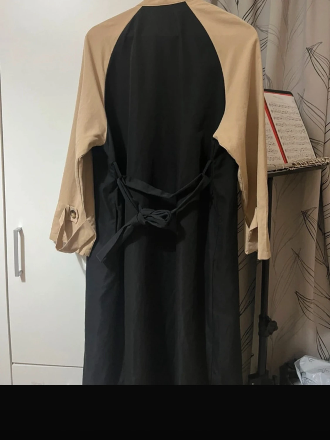 Svart och beige trenchcoat med bälte - 2