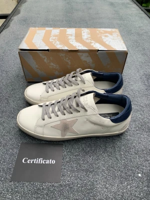 Golden goose - Ett par riktigt feta golden goose i storlek 44, box och dustbag fås med, skickar samma dag!