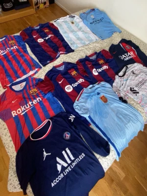 Det finns fotbollströjor på bilden. Tröjorna är nya och priset är 700 kronor per styck. Tack. - Det finns fotbollströjor på bilden. Tröjorna är nya och priset är 700 kronor per styck. Tack.