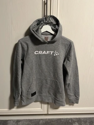 Grå Craft hoodie  - Säljer en grå Craft hoodie i storlek 158/164 perfekt till gym och träning men fungerar utmärkt till vardag också. Säljs för 249kr.
