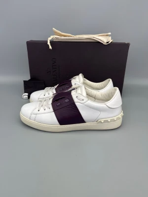 Valentino Open Sneaker Lila - • The shoes have been gently used and are in really good condition  • Size: 43.5 (fits 44–44.5)  • Color: Purple  • Retail price: 7280 SEK / 590€  • Box, dustbag, new laces & valentino card included
