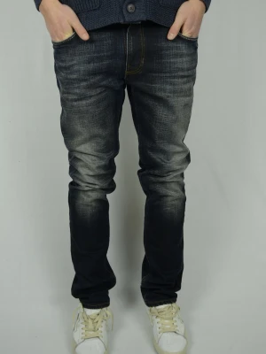 Nudie Jeans mörkblå  - NUDIE JEANS  Storlek : W33 / L32  Modell : Thin Finn  Mått : A = 44CM - B = 109CM  Användning : Jeansen är i ett väldigt fint skick utan defekter  Nypris : Cirka 2000SEK  Modellen på bilden är 182CM och väger 76KG