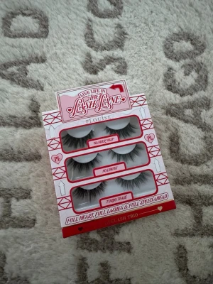 P.Louise Lash Lane lösögonfransar trio - Säljer ett set med tre olika par lösögonfransar från P.Louise i modellen Lash Lane. Fransarna heter Wander Wisp, No Limits och Turbo Tease och har olika former för att ge volym och längd. Svarta, fluffiga och tillverkade av syntetiskt material. Perfekt för att skapa en dramatisk ögonlook.