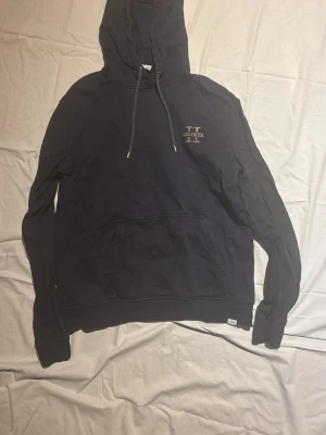 Les deux Hoodie - Blå hoodie från les deux. Väldigt lyxig känsla och perfekt till alla typer av mode. Pris kan diskuteras