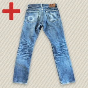 RRL slim fit jeans 30/32 - Ett par riktigt feta RRL Selvedge jeans. Storlek: 30/32 (se mått nedan). Tyg från Japan och tillverkade i USA. Extremt sällsynta och har varit ägda av en RRL designer! Lagda vid knäna. Skriv om du har frågor!  Mått: Storlek på tag – 30/32, Midja – 40.5 cm, Lår – 28 cm, Innersöm – 81.5 cm, Längd – 101.5 cm, Benöppning – 18 cm