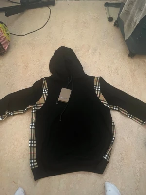 Burberry hoodie - Burberry hoodie storlek L skriv för fler bilder