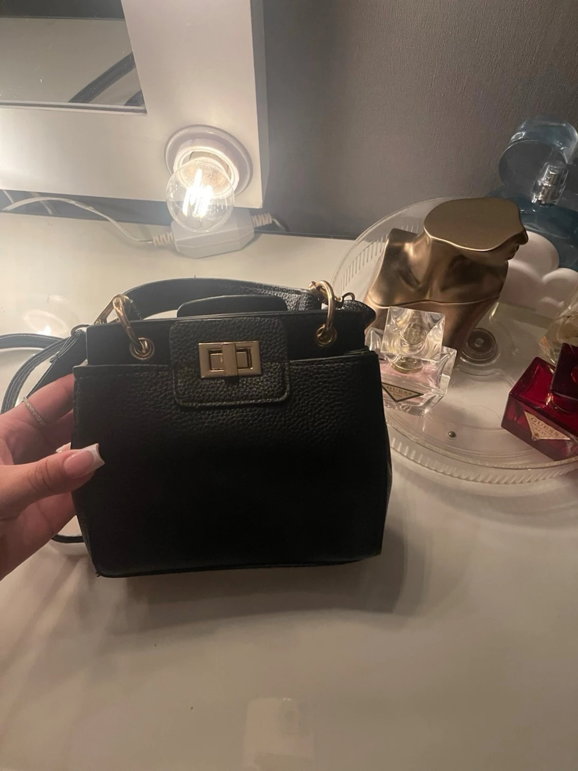 Svart handväska med gulddetaljer - 1