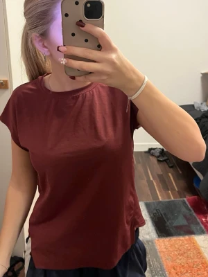 Tränings T-shirt - Vinröd tränings T-shirt ifrån new apparel, storlek 36/38/medium. Knappt använd! 