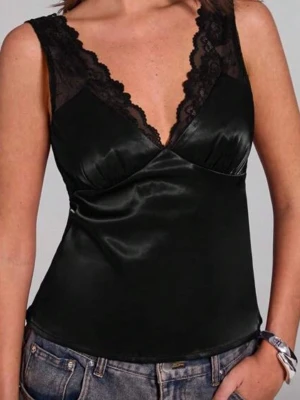 Svart satin linnetopp med spets - Snygg svart spettstopp i satin med breda axelband och v-ringad hals. Perfekt till fest eller vardag, materialet är tjockt och känns inte billig. 