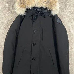 Canada Goose  (Black Label) - Säljer min originala Canada Goose jacka. Jackan är i mycket fint skick, kan nästan säga den är i nyskick då jag endast har använt den max 4 gånger. Pälsen medföljer ej. Priset kan diskuteras, skriv för fler bilder.