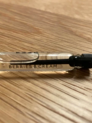Berries & Cream Essnce - Tester 2 ml från Essnce. Berries & Cream. Toppnoter: Jordgubbe, Hallon, Svarta vinbär, Björnbär, Mandarin, Citron. Hjärtnoter: Viol & Jasmin. Basnoter: Mysk, Vanilj, Kashmir, Tränoter, Amber, Ekmossa, Patchouli.