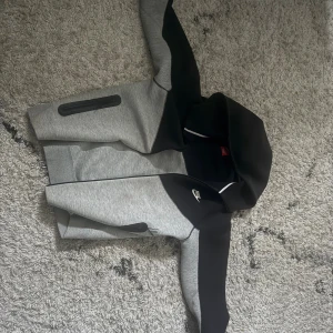 Nike tech tröja/ byxor . Äkta Nike set från JD -  Får JBL HÖRLURAR OM NI KÖPER, värde av 500kr. Säljer nu set av Nike tech för jag har växt ut. Ni kan köpa separat. Om ni vill köpa tröjan själv eller det. Köpte tröjan för 1200/ byxorna 1199. Sammanlagt 2399. Säljer dem för 1000 rimligt pris. Ser ut som nya. Kan diskutera om priset. Kan mötas upp.