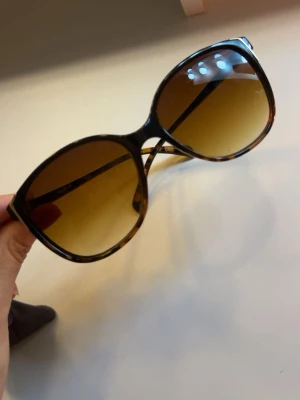 Brun leopardmönstrad pälsväst - Säljer en snygg pälsväst i brun leopardmönster med fluffig känsla och klassisk krage. Västen har en rak passform och är perfekt för att ge din outfit lite extra edge. Materialet är mjukt och ger en cool look.😍😎