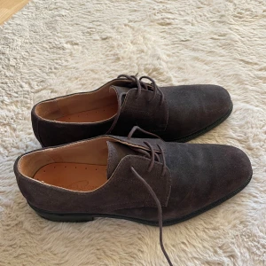 Bruna mockaskor från Lords of Lavoro - Snygga bruna mockaskor från Lords of Lavgro med klassisk rund tå och snörning. Storlek 42