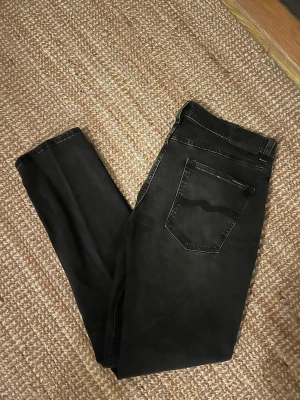 Svarta nudie jeans (Lean Dean)  - Jag säljer nu ett par snygga nudie jeans i modellen Lean Dean. ||Nypris 1800KR||.  Använda bara ett fåtal gånger sen jag köpte dem! Skicket är 9-10/10. (Inge defekter alls!) Hör gärna av er vid minsta lilla fundering!🤩 Allt gott!
