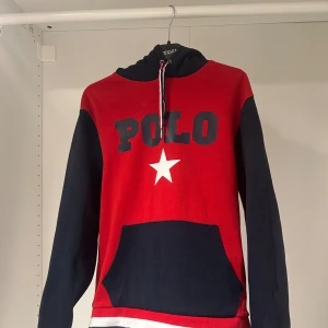Polo Ralph Lauren hoodie  - Unik hoodie i storleken S. Stilren look med bra kvalitet. Använd med inget slitage. Hör av dig vid minsta lilla fundering. 