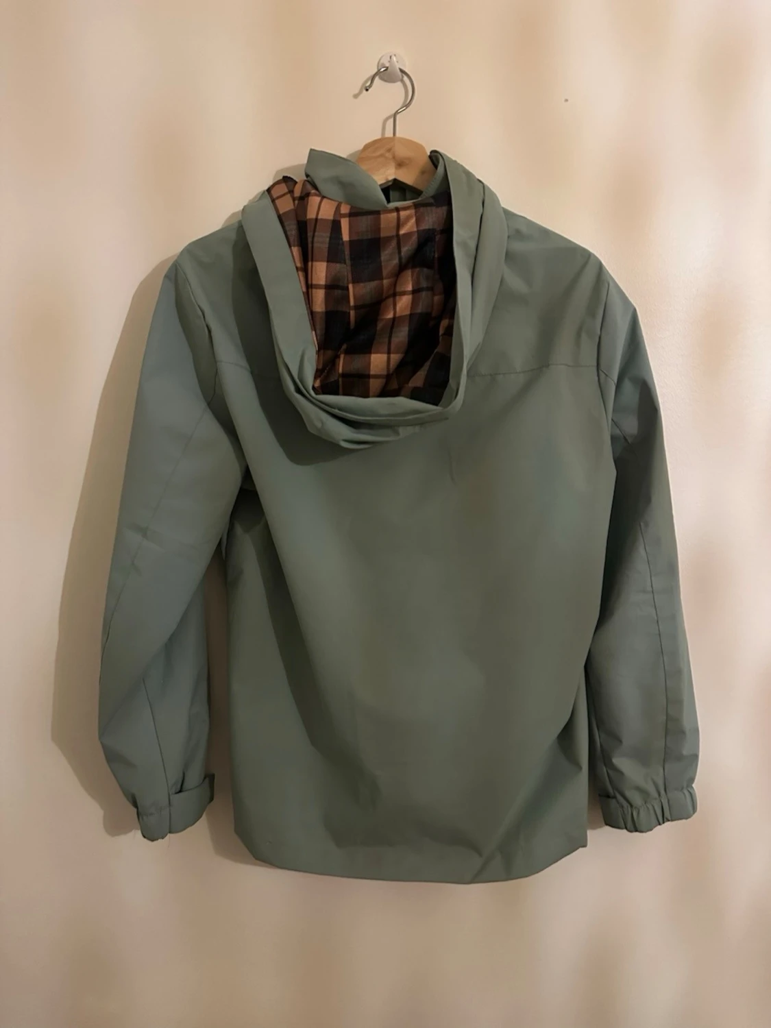 Grön vindjacka med rutig huva - 1