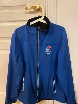 Domino’s Pizza Jacka - Banga Arcteryx jackan, detta är vad som gäller. Helt original Domino’s Pizza jacka (vet ej vilket land jag hittade den liggandes), men riktigt bra och praktisk som man kan se på sista bilden. Detta är one of a kind, missa inte ut!