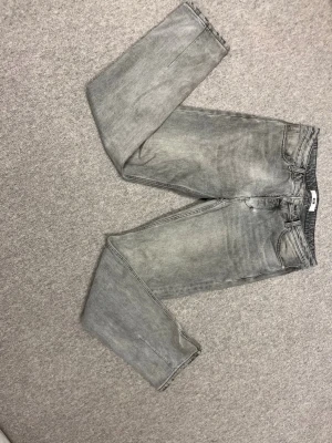 Grå NEUW jeans - Säljer ett par grå jeans från NEUW med klassisk design och rak passform. Jeansen har en snygg tvättad look. Jensen är köpta på Best Of Brands Sickla och är använda ett fåtal ggr. De är i storleken W33 L34. Hör av er vid frågor. Mvh Olof 