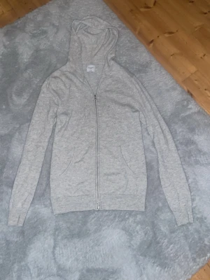 Kashmir Hoodie - Kashmir hoodie från John Henric. Sparsamt använd och ser ut som en ny! Sömmen har gått upp litegrann på insidan av dragkedjan längst ned men inget som syns, känns eller påverkas vid användning. Fungerar som vanligt! Därav det halvlåga priset.