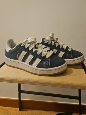 Adidas Campus sneakers i denim - Säljer ett par Adidas Campus sneakers i mörkblå denim. Lite använda men ser nästan nya ut