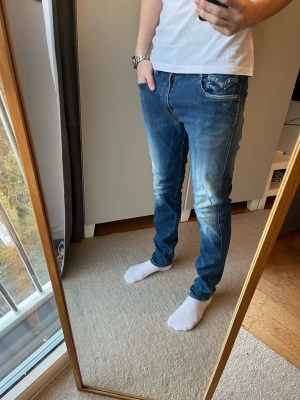 Replay anbass jeans - Tja! Schyssta Replay jeans!| Modell: Anbass| Mycket gott skick!| Kontakta mig vid frågor och funderingar!| Pris alltid diskuterbart!| //Nils- slitage på bild 3, syns inte vid användning!-Köp efter 25-12 skickas tidigast 29/30-12!