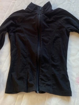 Svart långärmad zipjacka - Svart långärmad yoga tröja från gina.