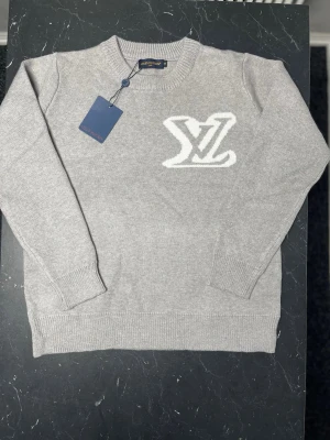 Grå Lv sweatshirt  - Grå Lv sweatshirt i storlek S passar för dig som också har storlek M